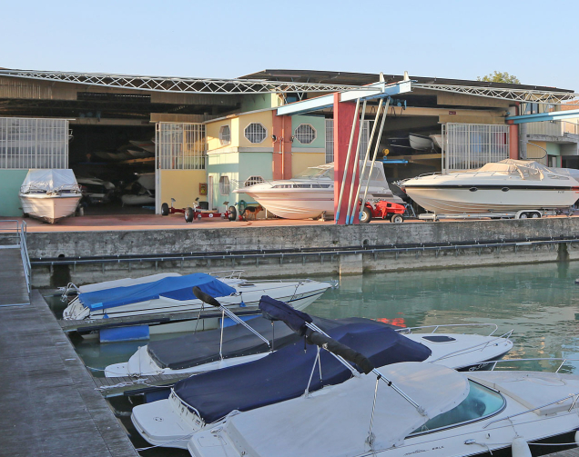Bootslagerung von Motorbooten am Gardasee